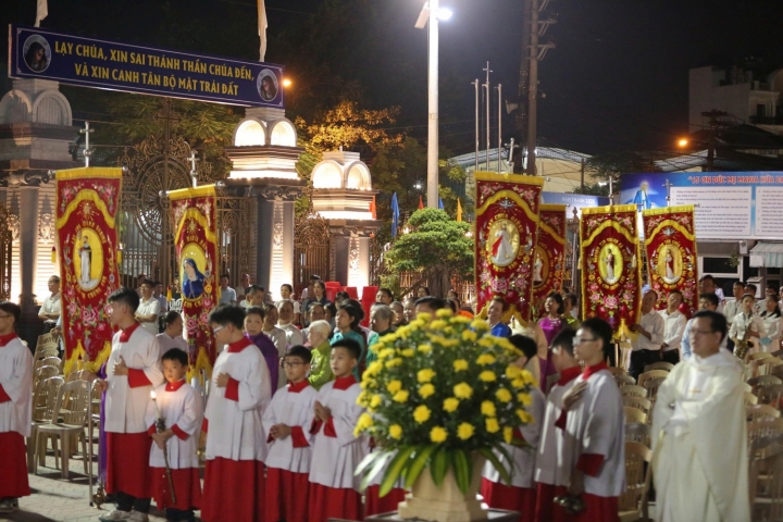 SẦU MÀ KHÔNG BI (Trải qua đau thương, hướng về niềm hy vọng)