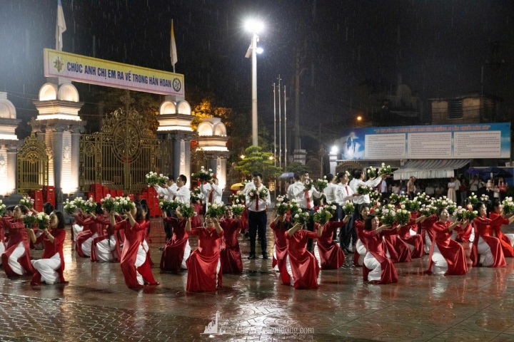 DÂNG MẸ "HOA LÒNG", TRỌN NIỀM TÍN THÁC