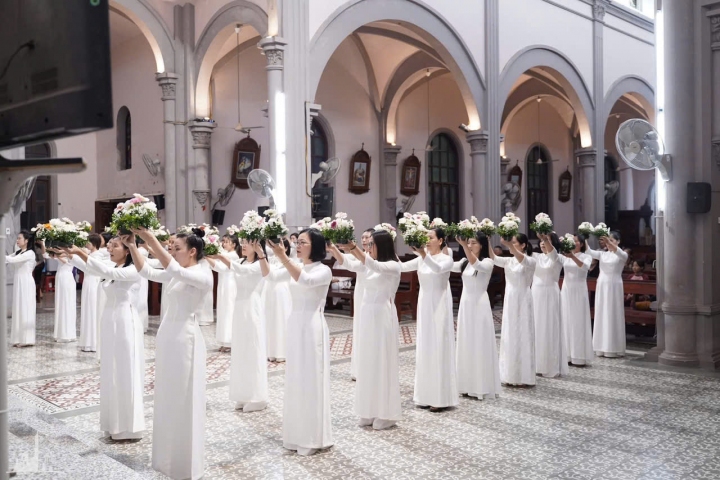 DÂNG HOA CẢM TẠ MẸ MÂN CÔI - 31/10/2025