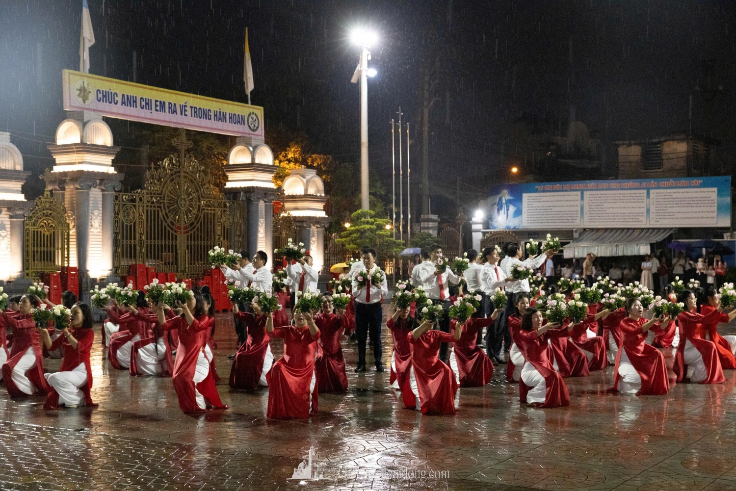 DÂNG MẸ "HOA LÒNG", TRỌN NIỀM TÍN THÁC