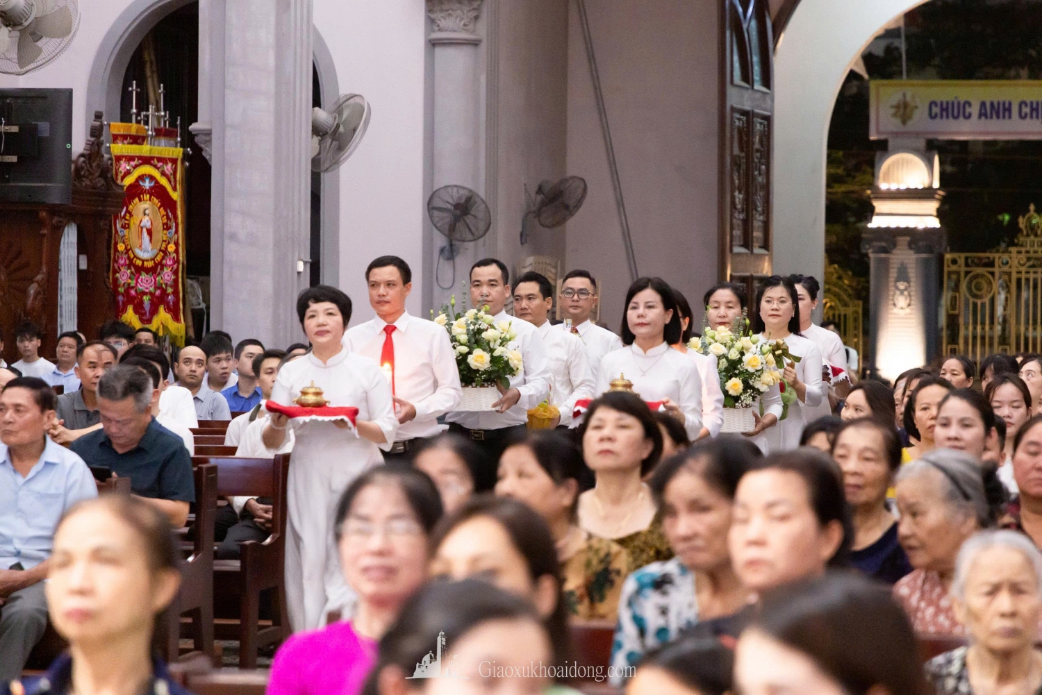 ĐỂ KHÔNG AI BƯỚC ĐI MỘT MÌNH